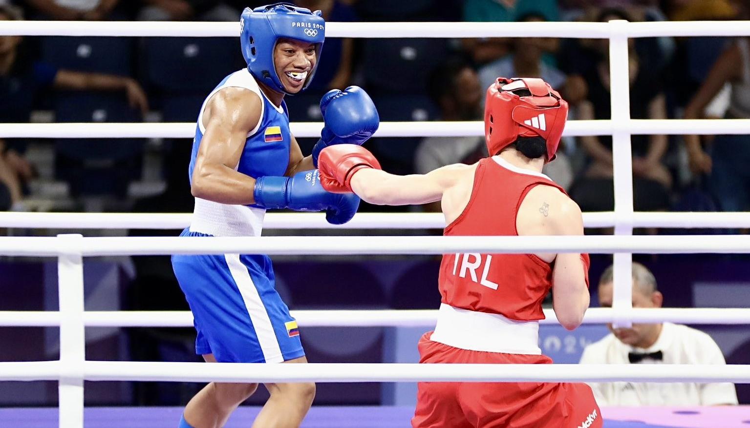 Angie Valdés (izquierda) durante su combate contra la irlandesa Kellie Harrington.