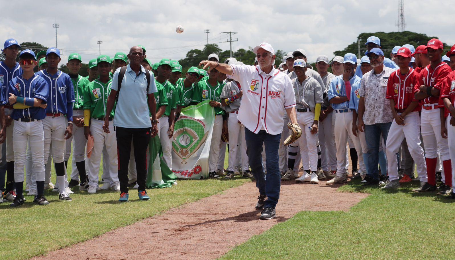 El gobernador del Atlántico, Eduardo Verano, realizó el lanzamiento de la primera bola del torneo.