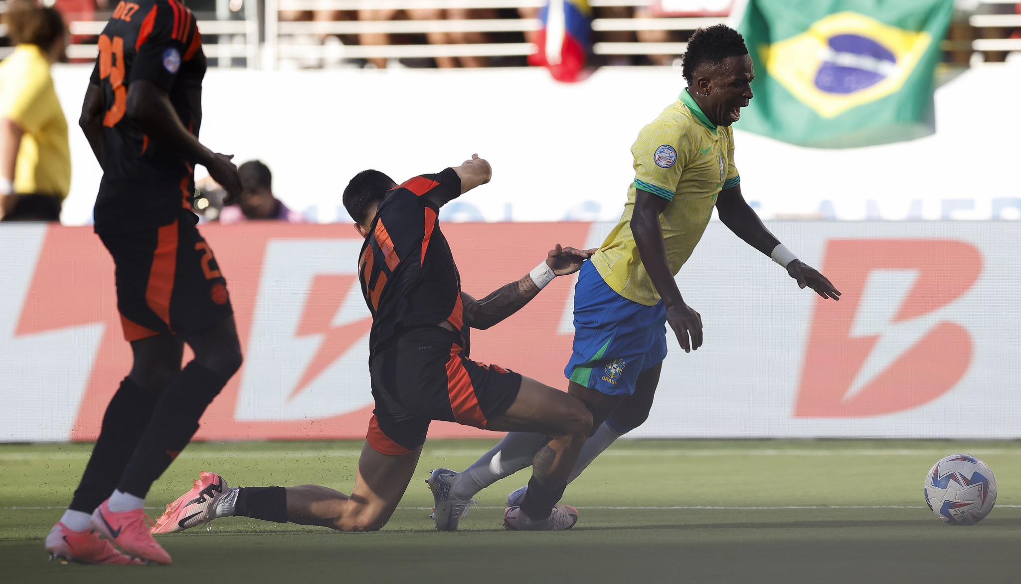 La acción polémica de Daniel Muñoz sobre Vinicius que Brasil reclamó como penalti. 