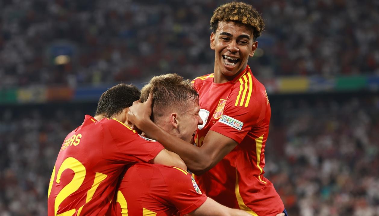 Lamine Yamal festeja con Dani Olmo el segundo gol de España. 
