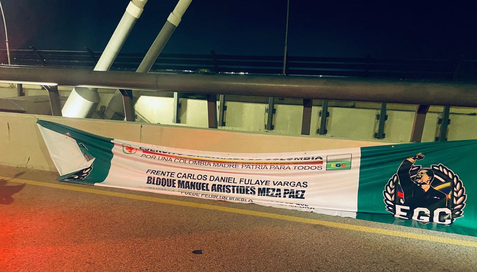 La pancarta que apareció del 'Clan del Golfo' este lunes en el puente Pumarejo. 