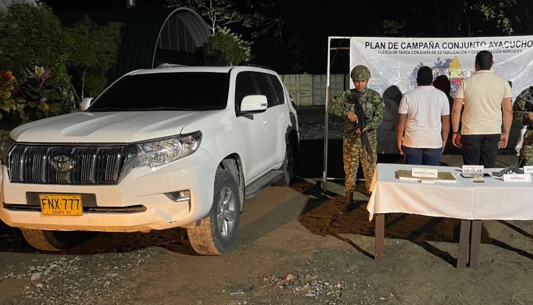 La camioneta y los capturados junto con los uniformados.