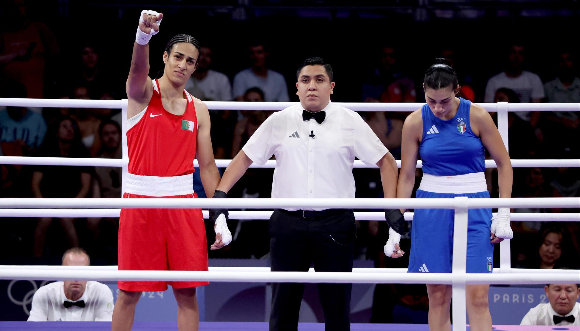 Boxeadora Imane Khelif durante el combate.