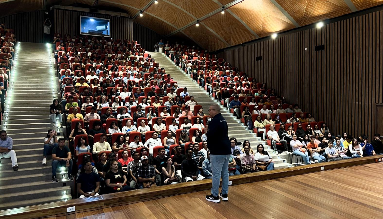 El secretario de Cultura, Juan Carlos Ospino Acuña, en la inducción de los estudiantes.