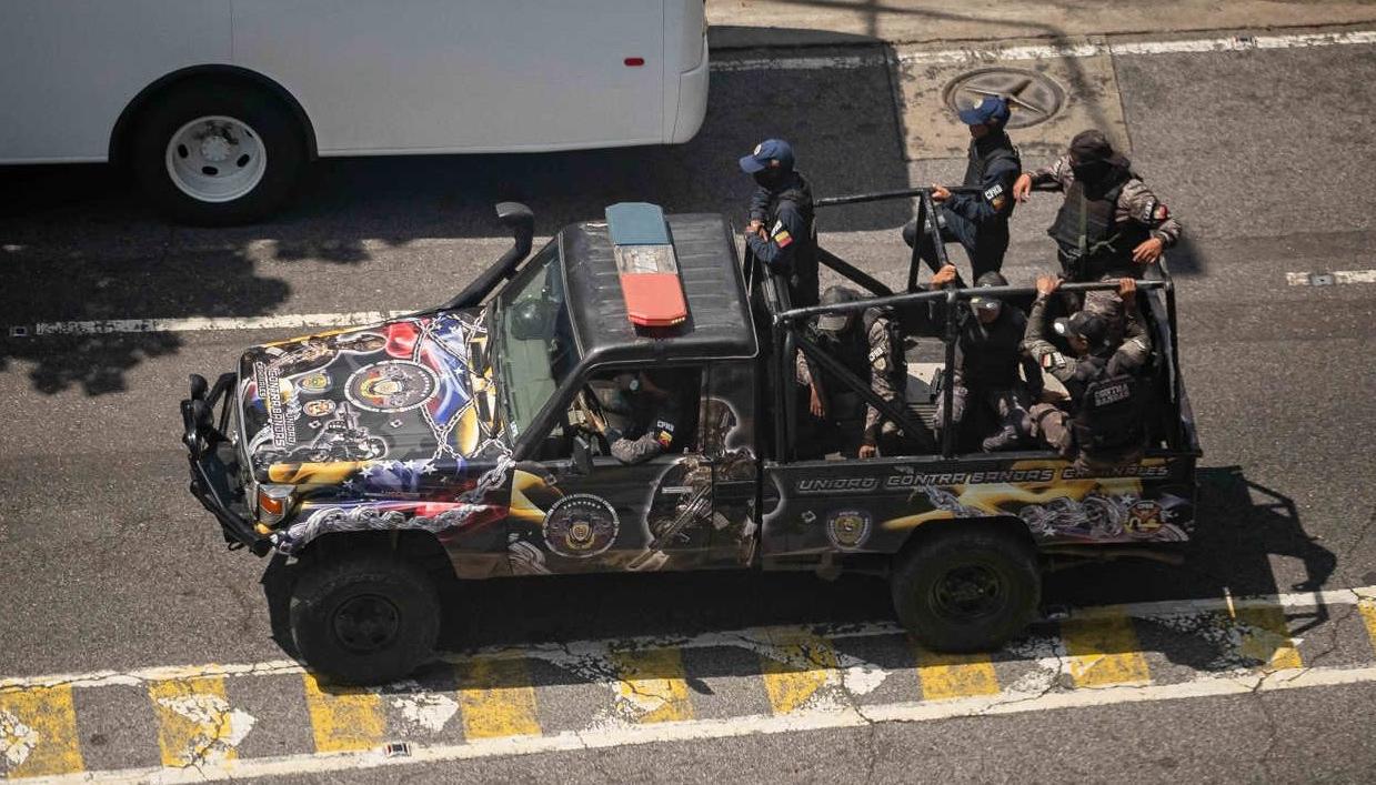 Agentes de la Policía Nacional Bolivariana recorren las calles de Caracas.