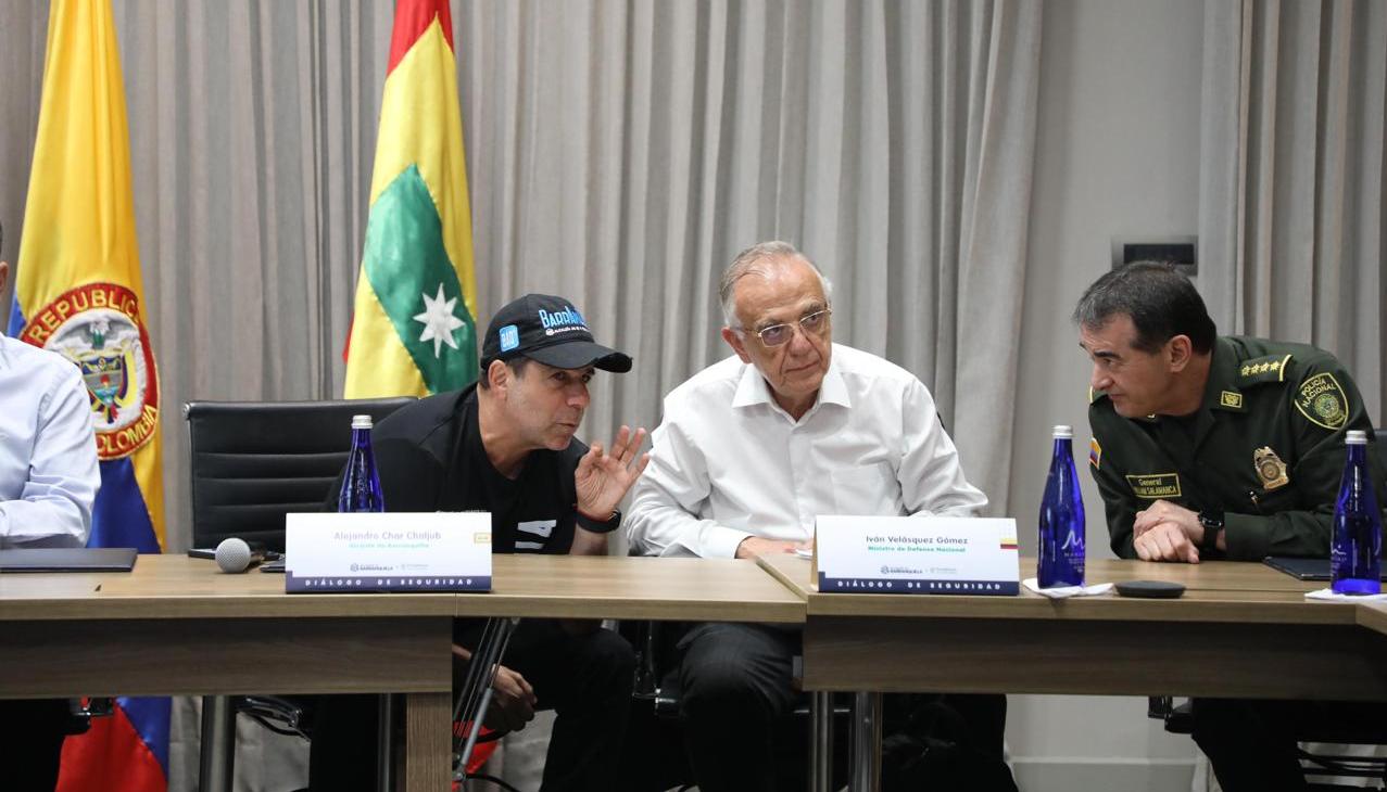 El alcalde Alejandro Char con el ministro de Defensa, Iván Velásquez, y el director de Policía, general William René Salamanca.