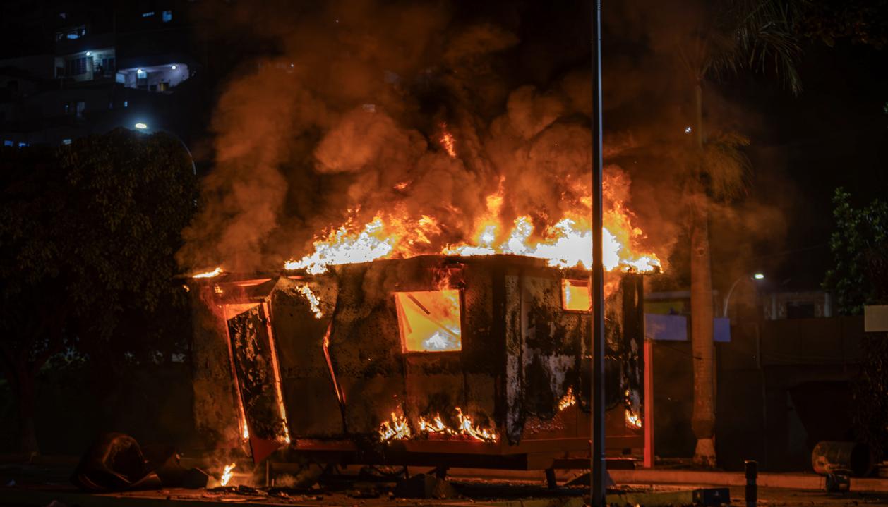 Módulo de la Policía Nacional Bolivariana (PNB) incendiado durante las protestas.