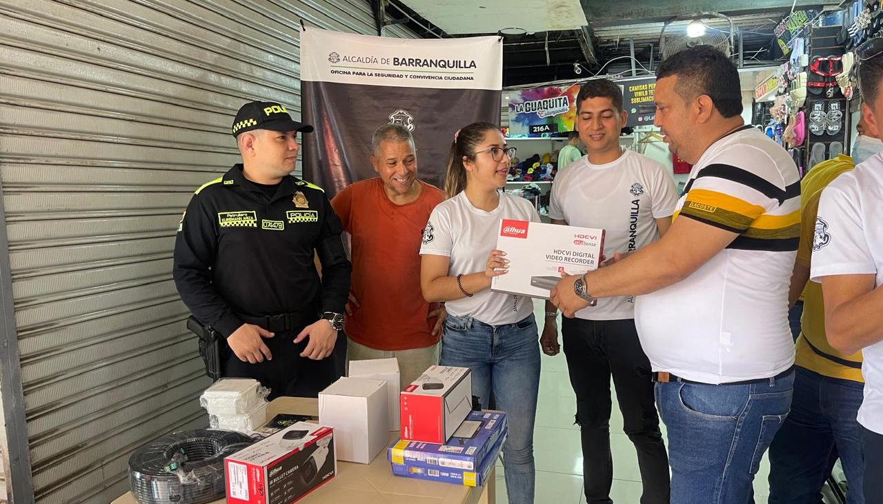 Entrega de cámaras de seguridad.