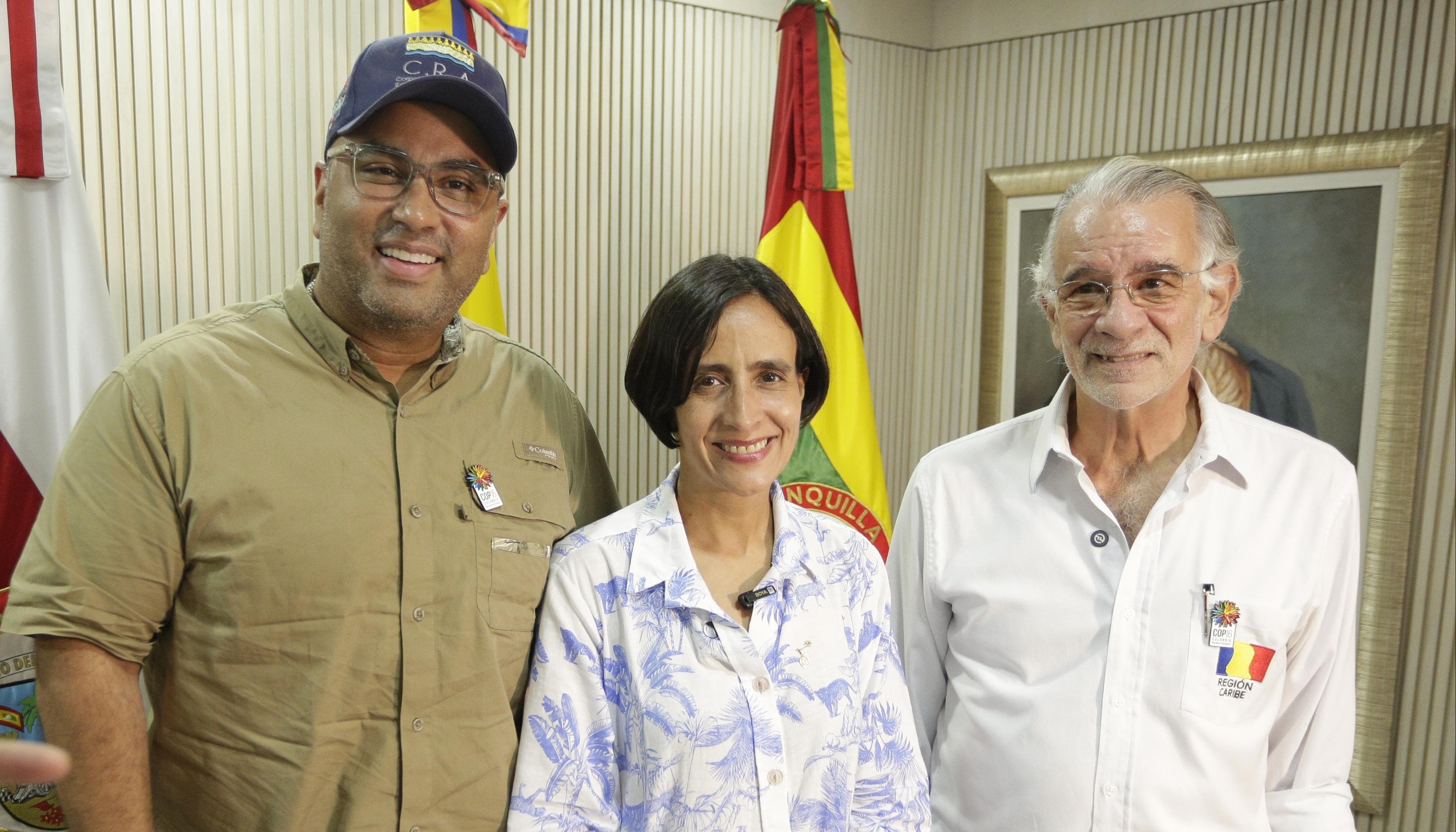 Director de la C.R.A., Jesús León; la ministra de Ambiente, Susana Muhamad, y el gobernador Eduardo Verano. 