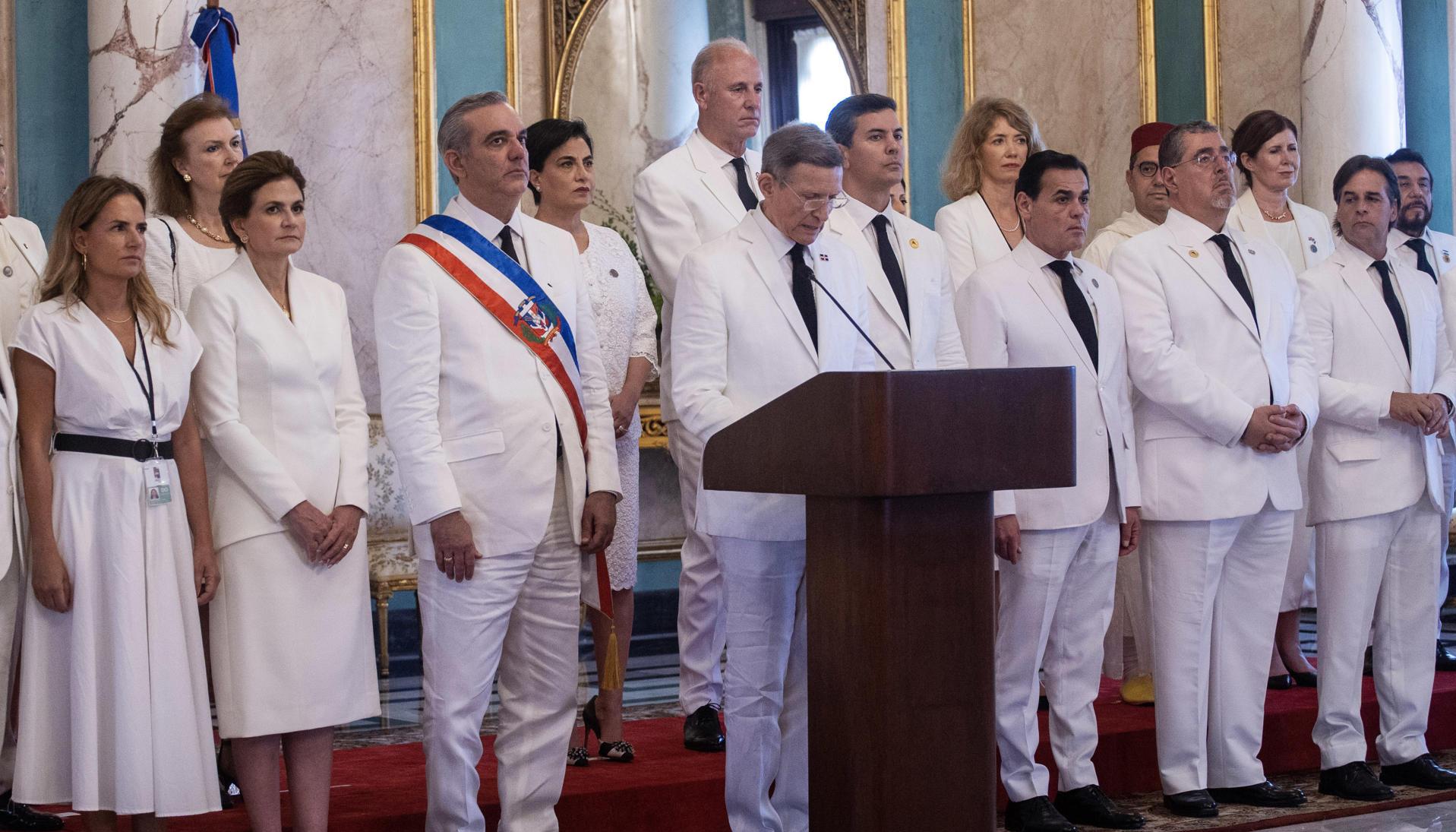 El canciller dominicano, Roberto Álvarez, lee una declaración junto al presidente de República Dominicana, Luis Abinader, y los invitados a la investidura. 