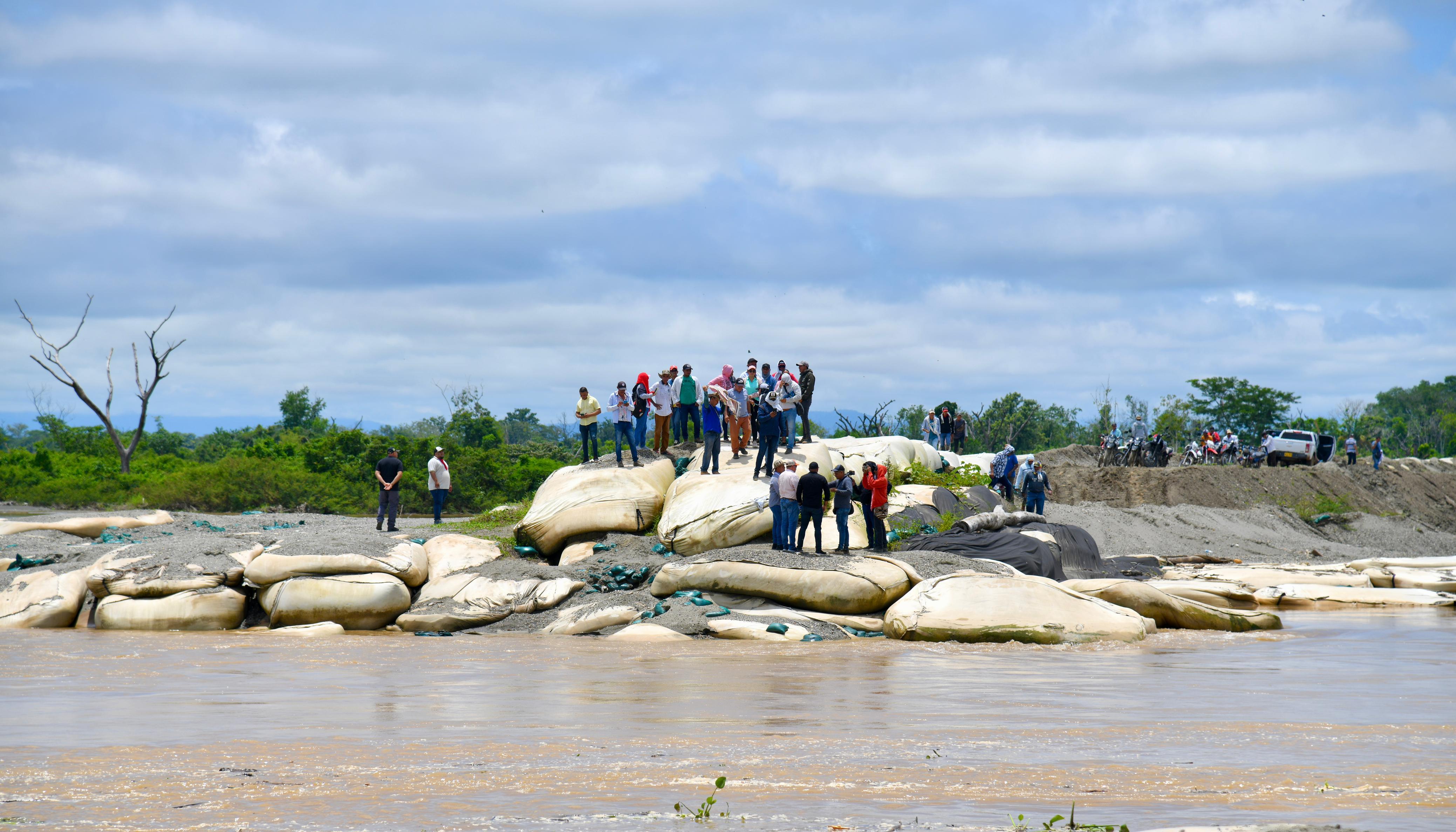 Obras en el boquete del dique 'Caregato'.