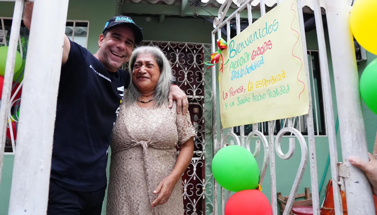 El Alcalde Alex Char con una de las beneficiarias.