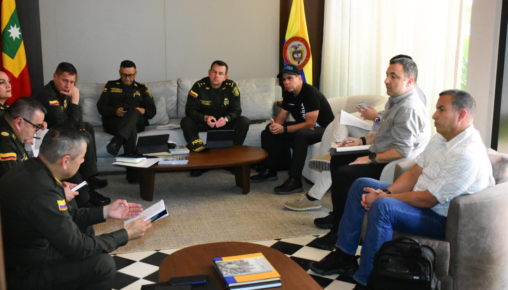 Reunión del Alcalde Char con la cúpula de la Policía.