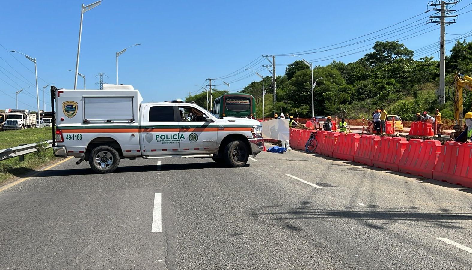 La Policía de Tránsito y Transporte durante la inspección del cuerpo. 