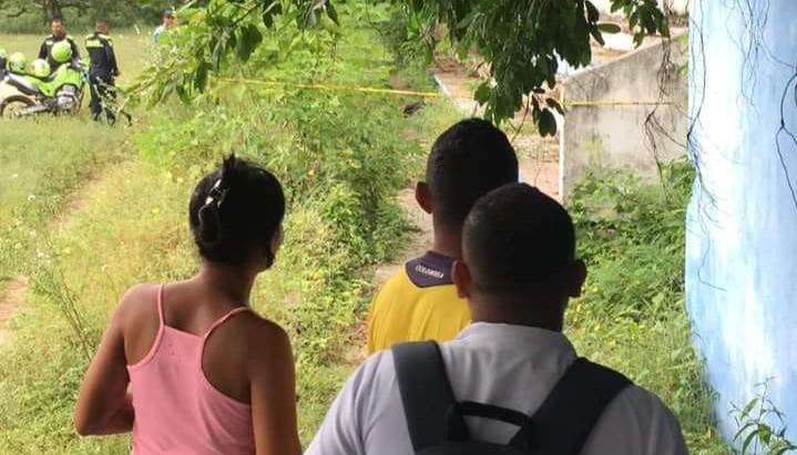 El cuerpo fue hallado en una zona enmontada cerca de una cancha de fútbol. 