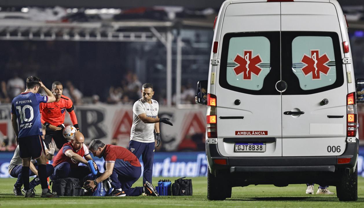 Momento en el que fue atendido el jugador Juan Izquierdo.