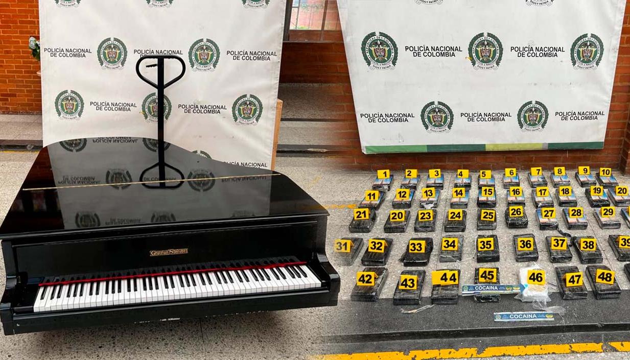 El piano y la cocaína incautada.