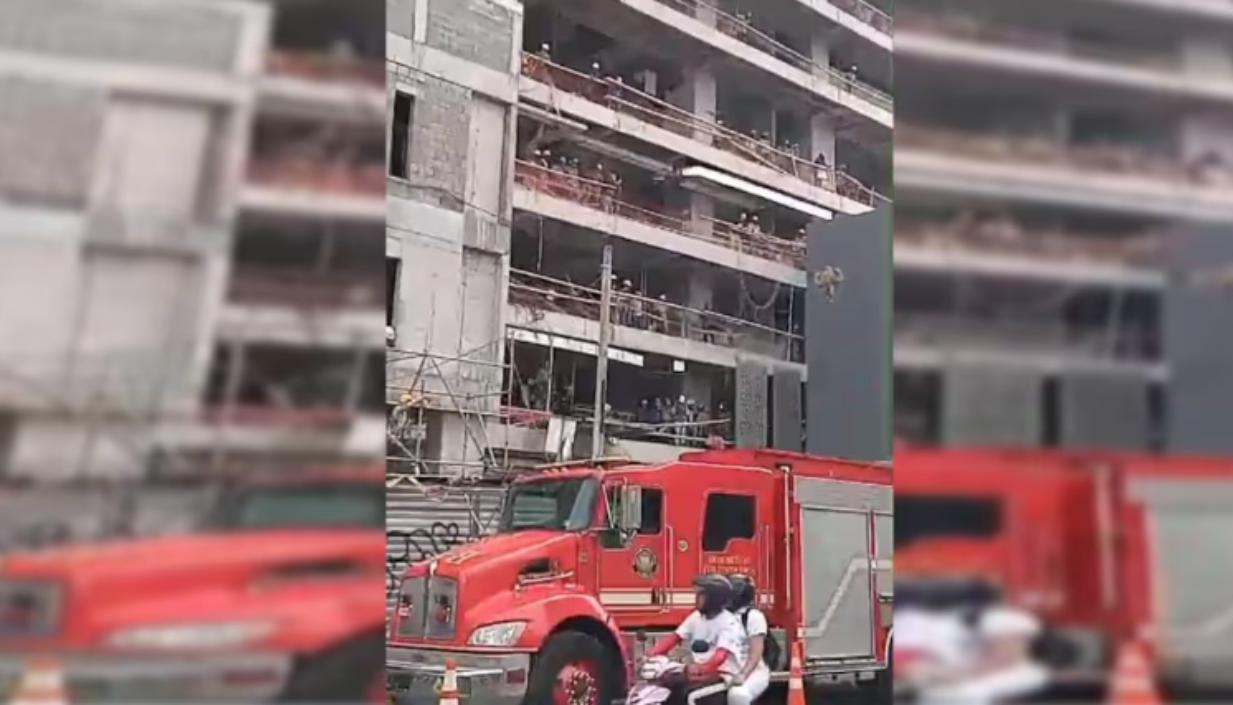 Los bomberos en el lugar de la emergencia. 