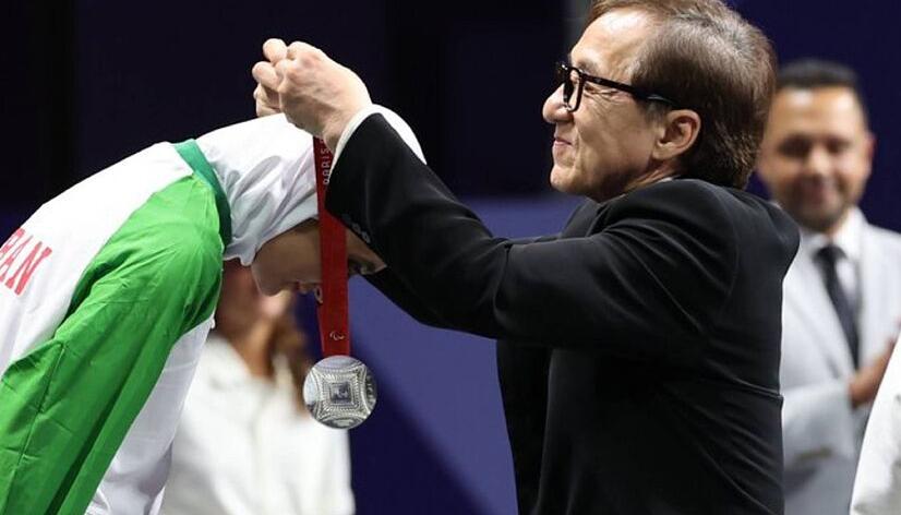 Momento en que el actor entregó varias medallas. 