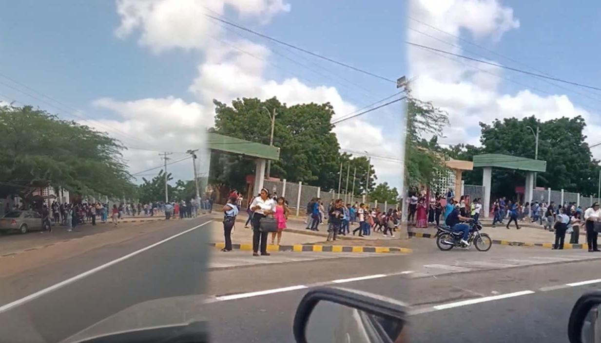 Varias instalaciones, como colegios y universidades, fueron evacuados por la emergencia en el batallón. 