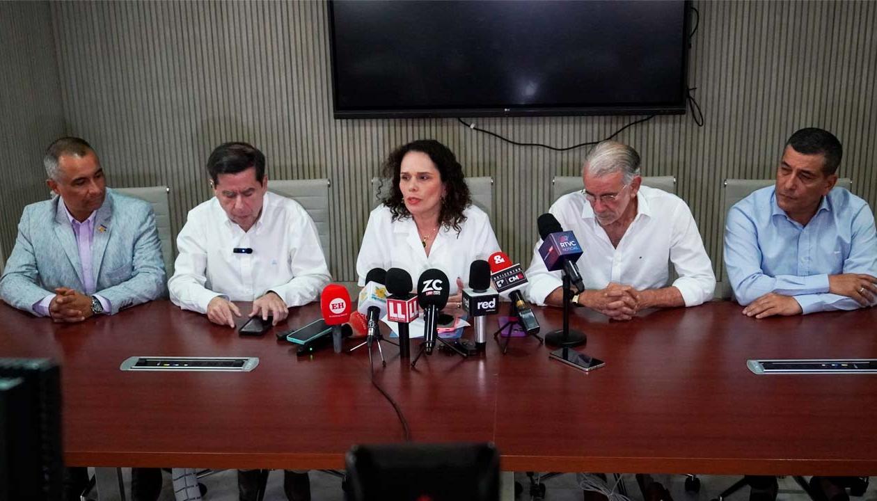 La Ministra de Transporte María Constanza García y del Interior Juan Fernando Cristo, con director de Invías Juan Carlos Montenegro, el Gobernador Verano y el Alcalde de Cartagena Dumek Turbay.