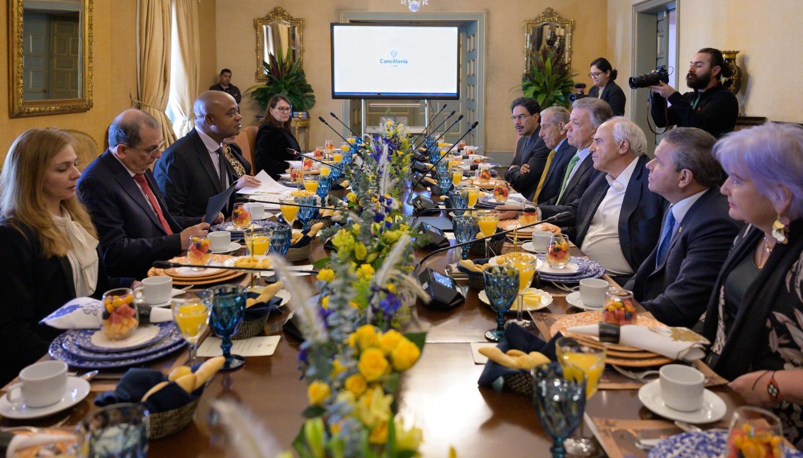 Expresidentes de Colombia reunidos en la Comisión. 