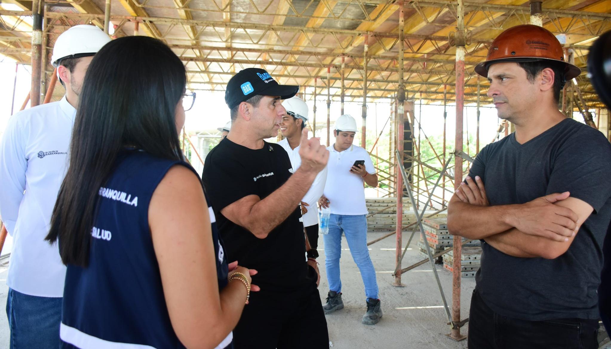 El Alcalde Alex Char inspeccionando la obra.