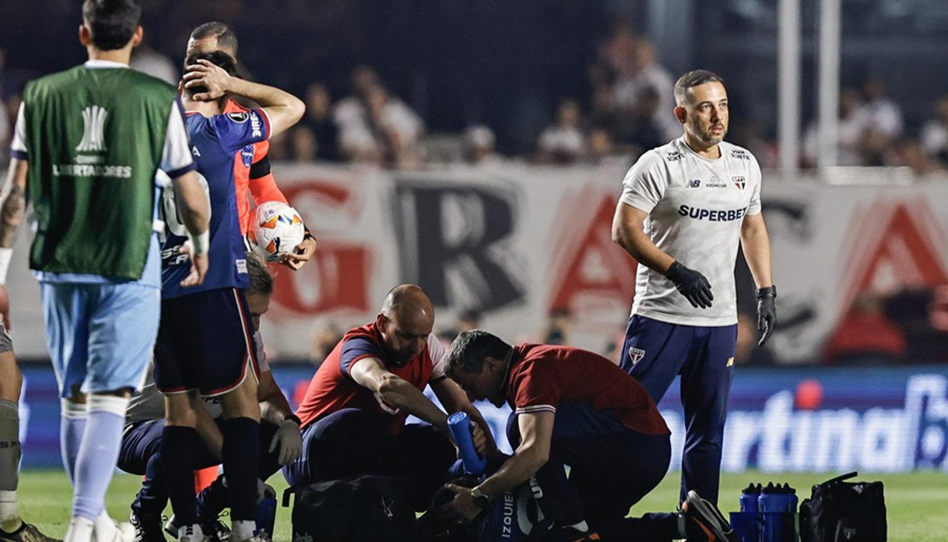 Juan Izquierdo cuando era atendido en la cancha de fútbol. 