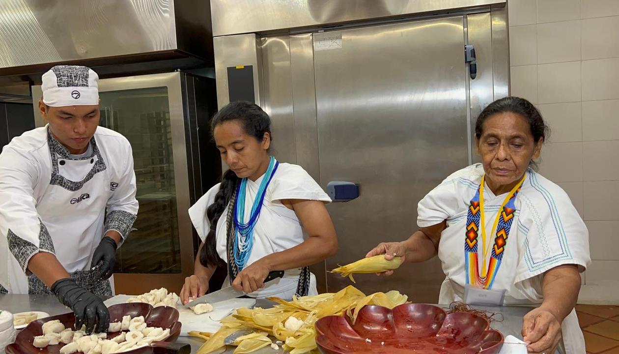 Lucelly junto a su madre, María del Carmen, en la preparación de los bollos de mazorca rellenos de frijoles. 