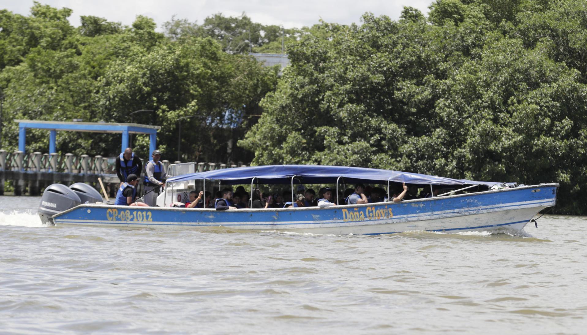 Migrantes en Turbo, uno de los puntos desde donde salen lanchas llenas de personas hacia la selva del Darién