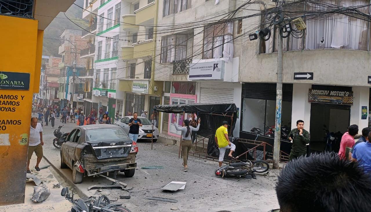 Motocicleta bomba explotó cerca del parque principal.