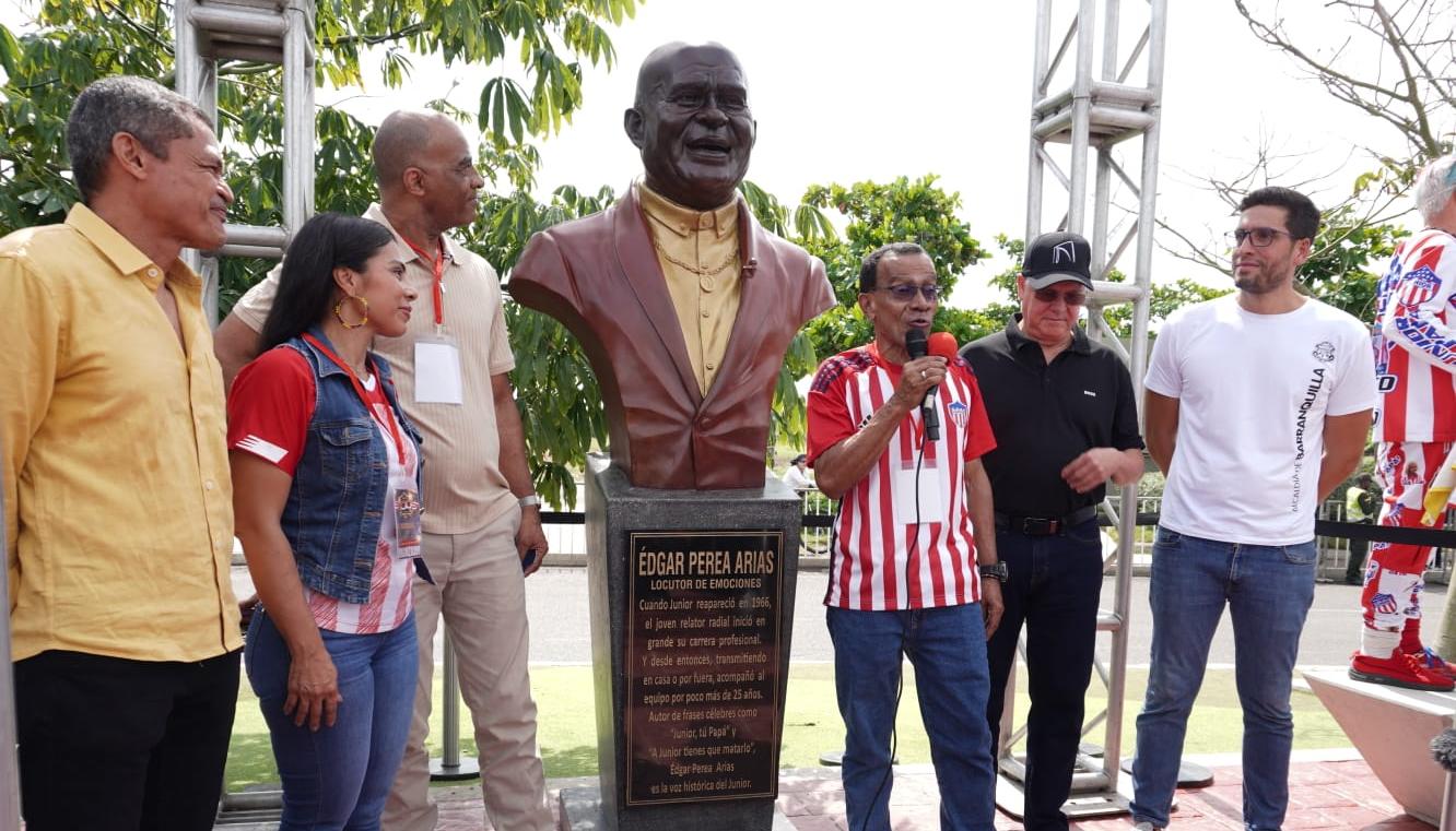 Édgar Perea Agudelo, hijo de 'El Campeón', en la develación del busto, junto al secretario de Deportes de Barranquilla, Daniel Trujillo, y el artista Yino Márquez.