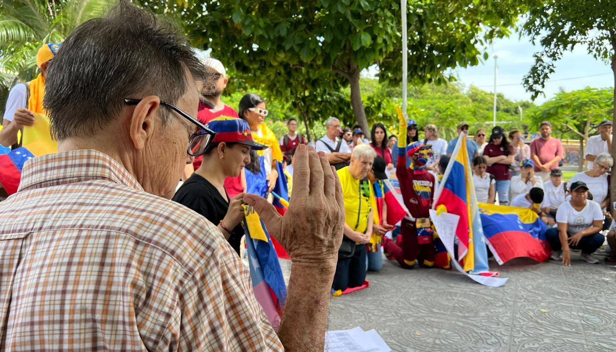 Plantón de los venezolanos en la Plaza de la Paz de Barranquilla