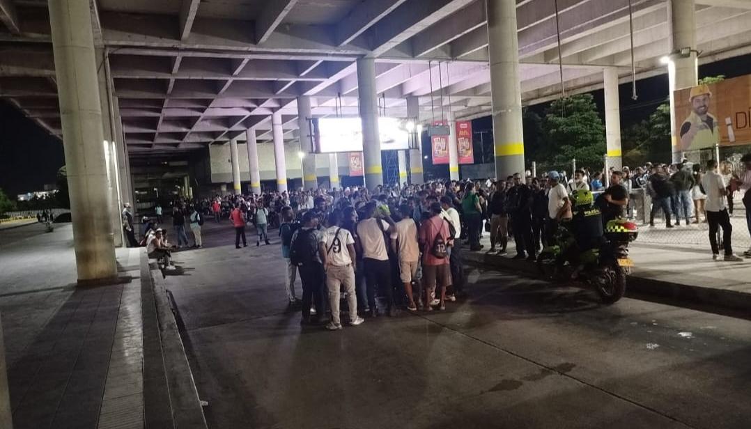 Usuarios de Transmetro desesperados por falta del servicio en el Portal de Soledad. 