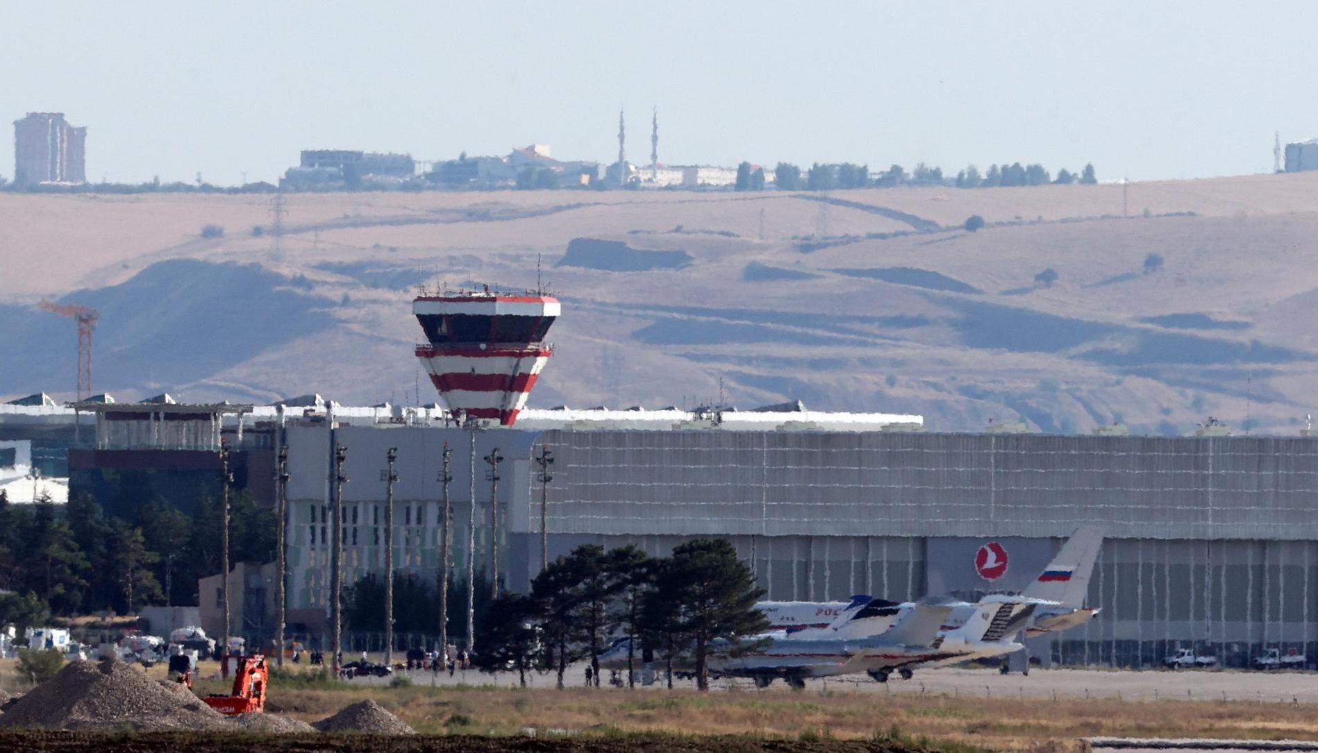 Un avión del gobierno ruso y aviones privados se ven en el Aeropuerto Esenboga en Ankara, Turquía, donde se realizó intercambio.