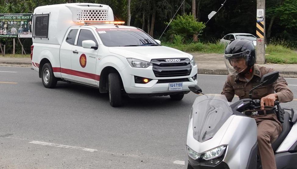 El vehículo de las autoridades que traslada a Sancho.