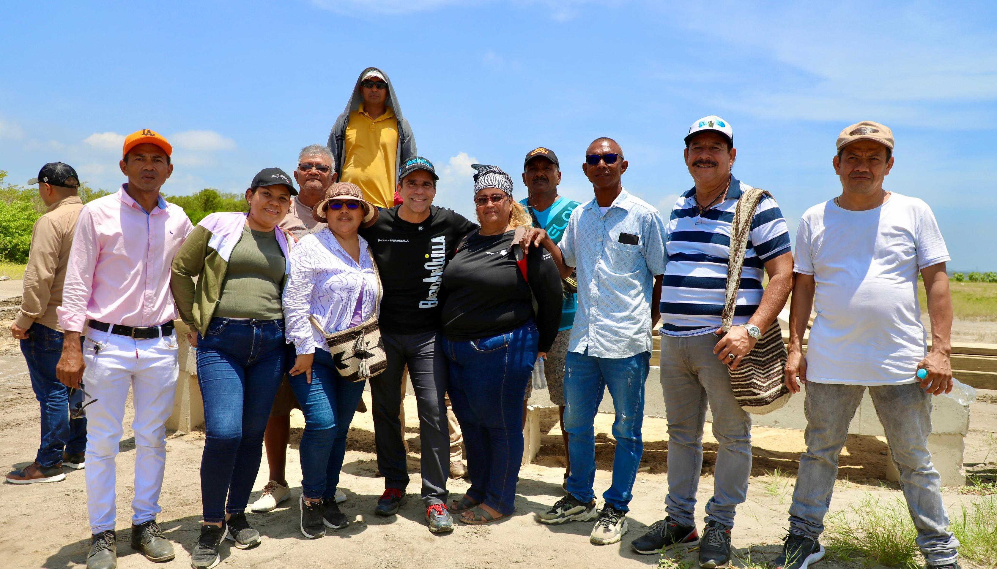 Alcalde en compañía de los pescadores.