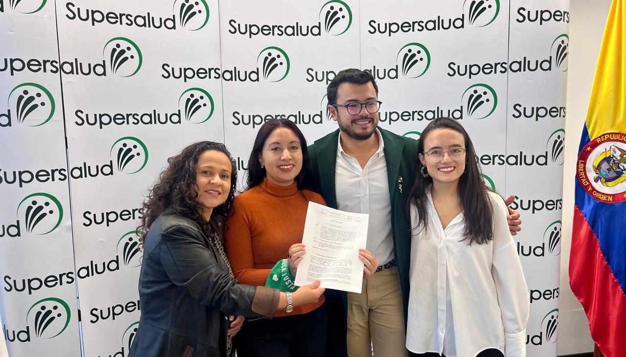 El Superintendente de Salud al firmar la circular. 