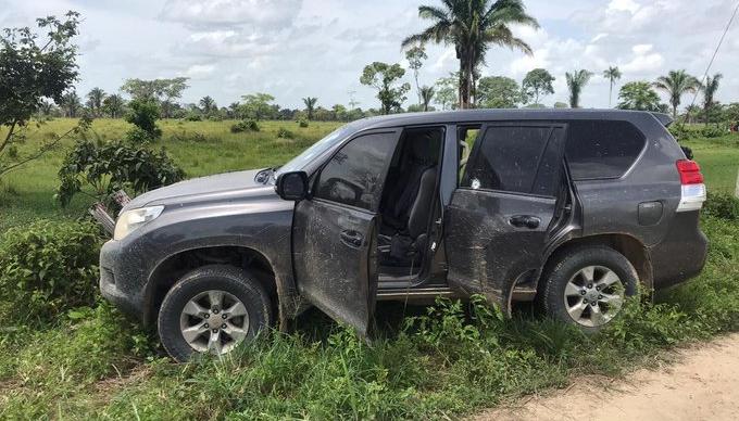 Supuesto vehículo de la UNP donde transportaban a guerrilleros del ELN y secuestrado.