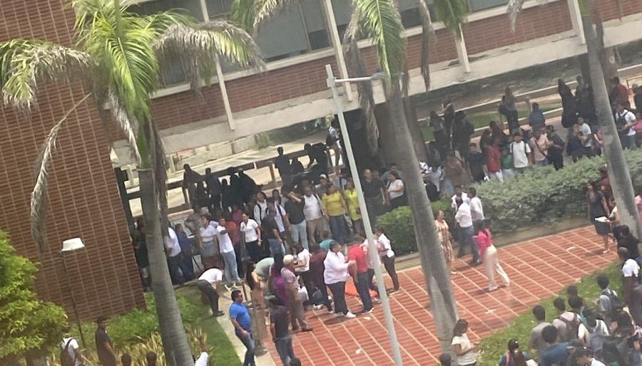 Estudiantes se aglomeran en el sitio donde cayó el joven.