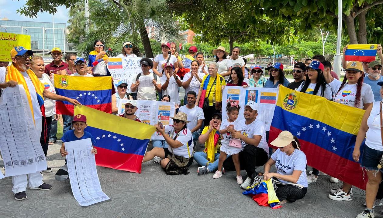 El grupo de venezolanos que protesta en la Plaza de la Paz.