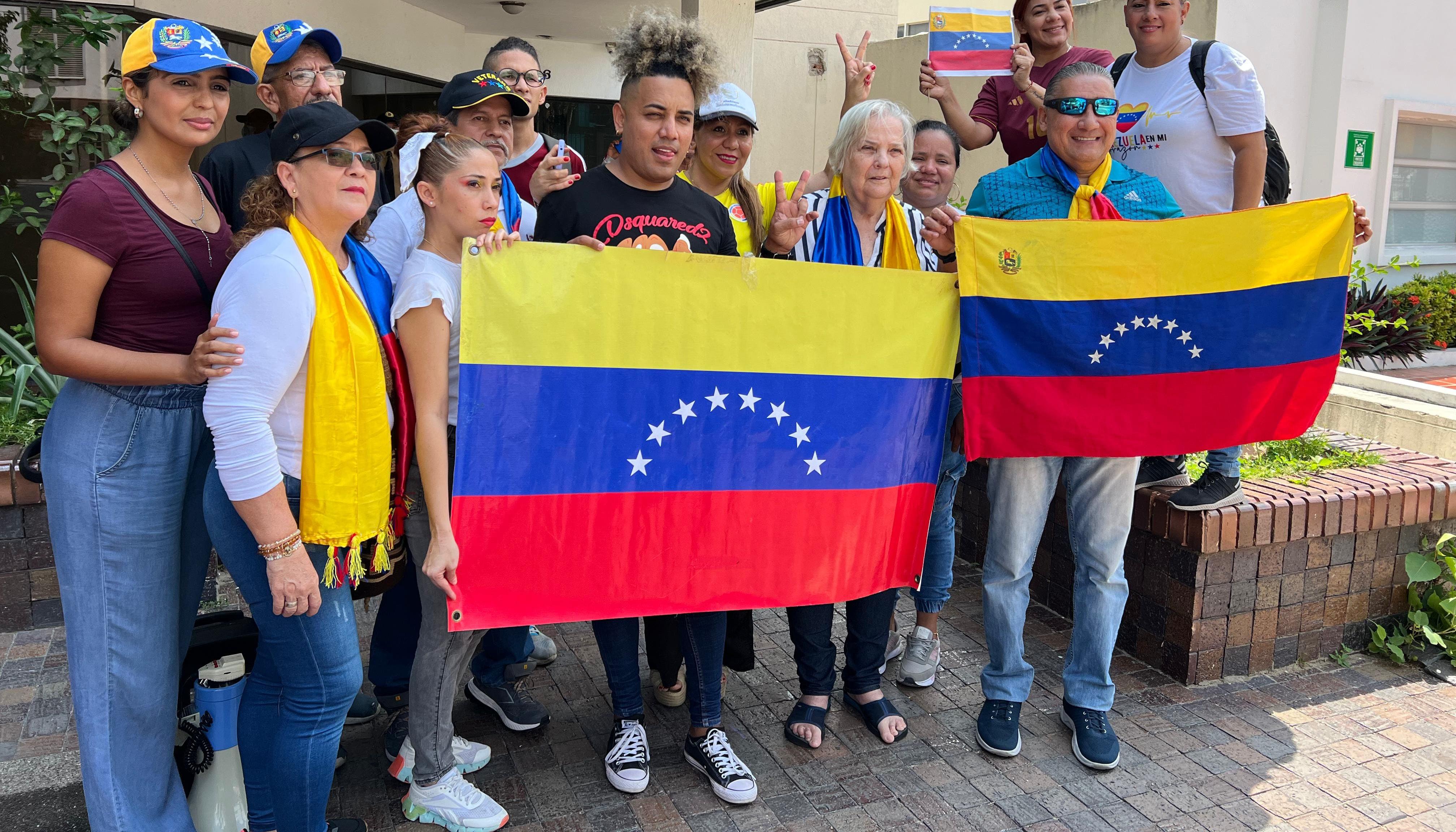 Venezolanos en el consulado de su país en Barranquilla. 