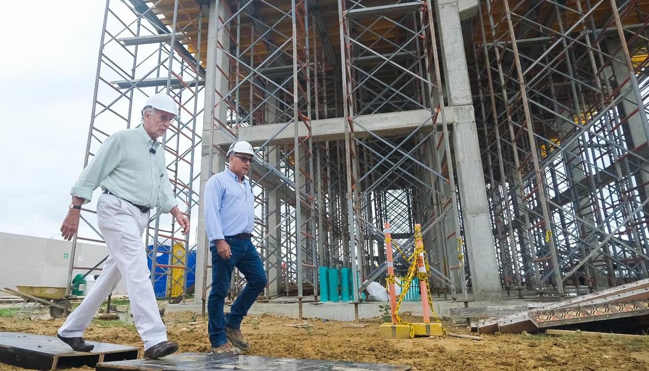 El gobernador Verano visitando la obra.