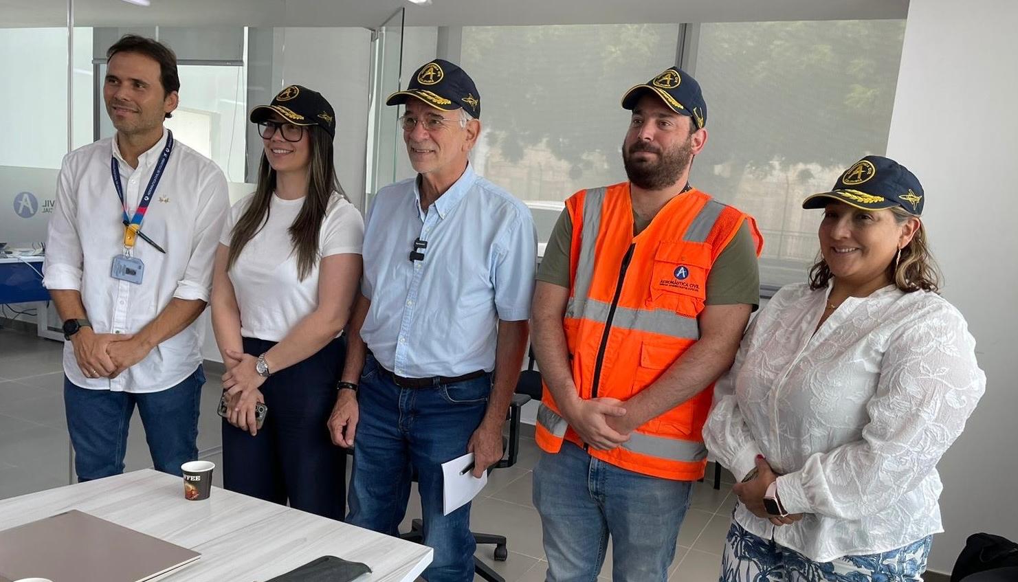 El gobernador Eduardo Verano en su visita al Puesto de Mando Avanzado de la Aerocivil en el aeropuerto.