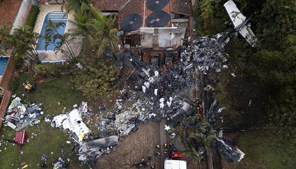 Agentes de policía científica de Brasil trabajando en las investigaciones. 