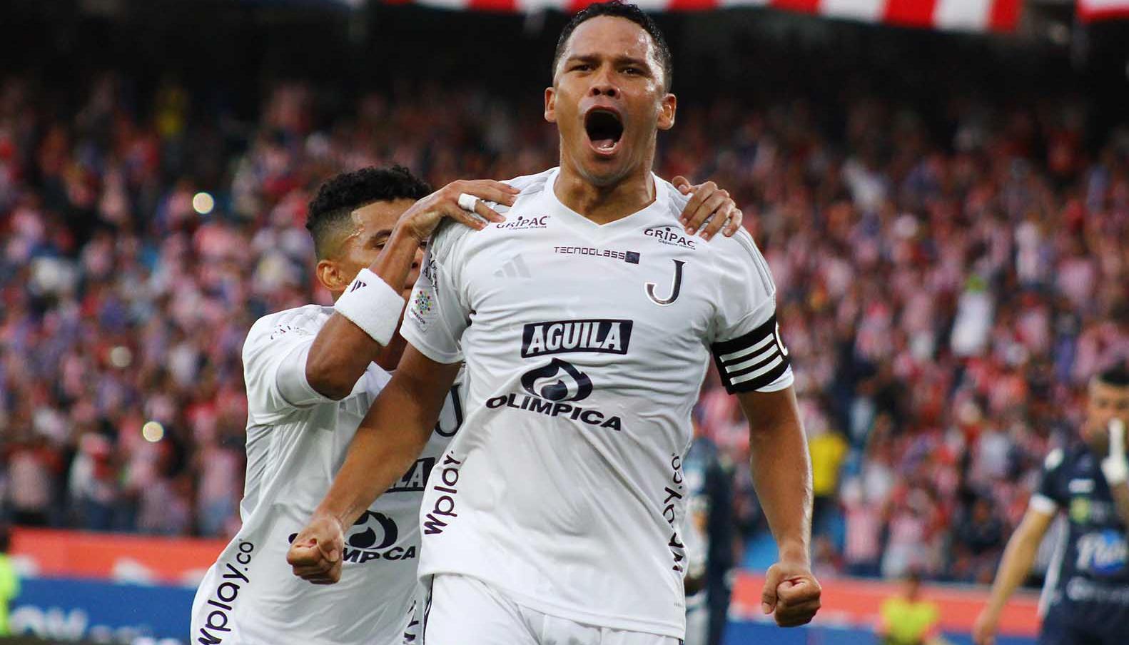 Carlos Bacca aspira a seguir aumentando su registro de goles con Junior ante Colo Colo.