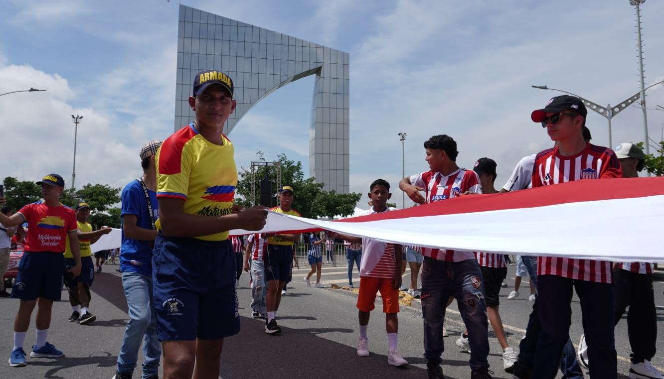 La bandera gigante del Junior extendida desde la Ventana de Campeones hasta el Malecón. 