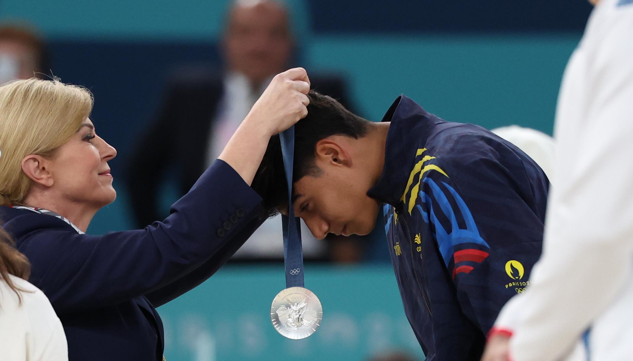 El colombiano Ángel Barajas cuando recibía la medalla de plata. 