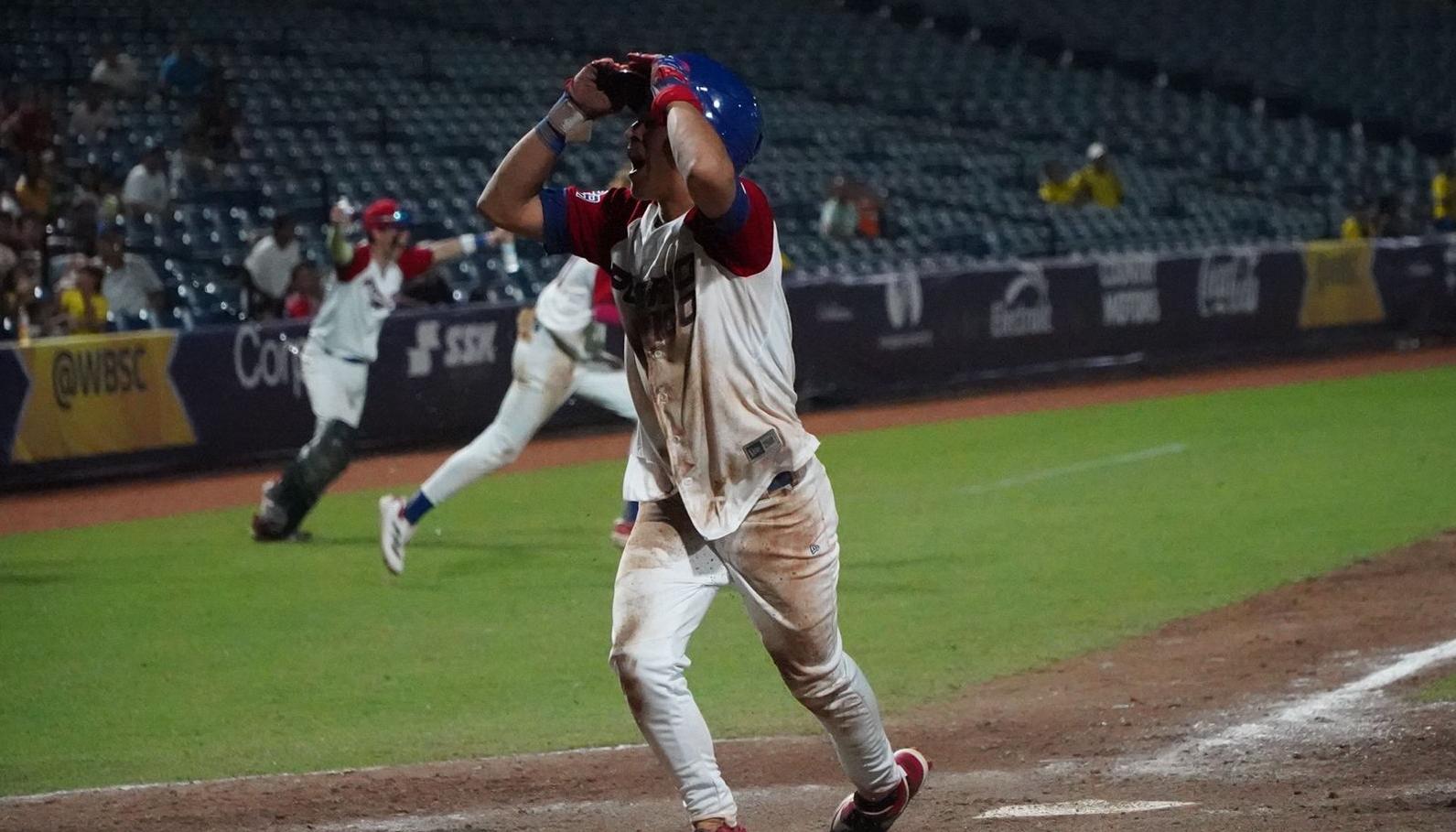 Adniel Quiles pisa al plato y anota la carrera del triunfo para Puerto Rico. 