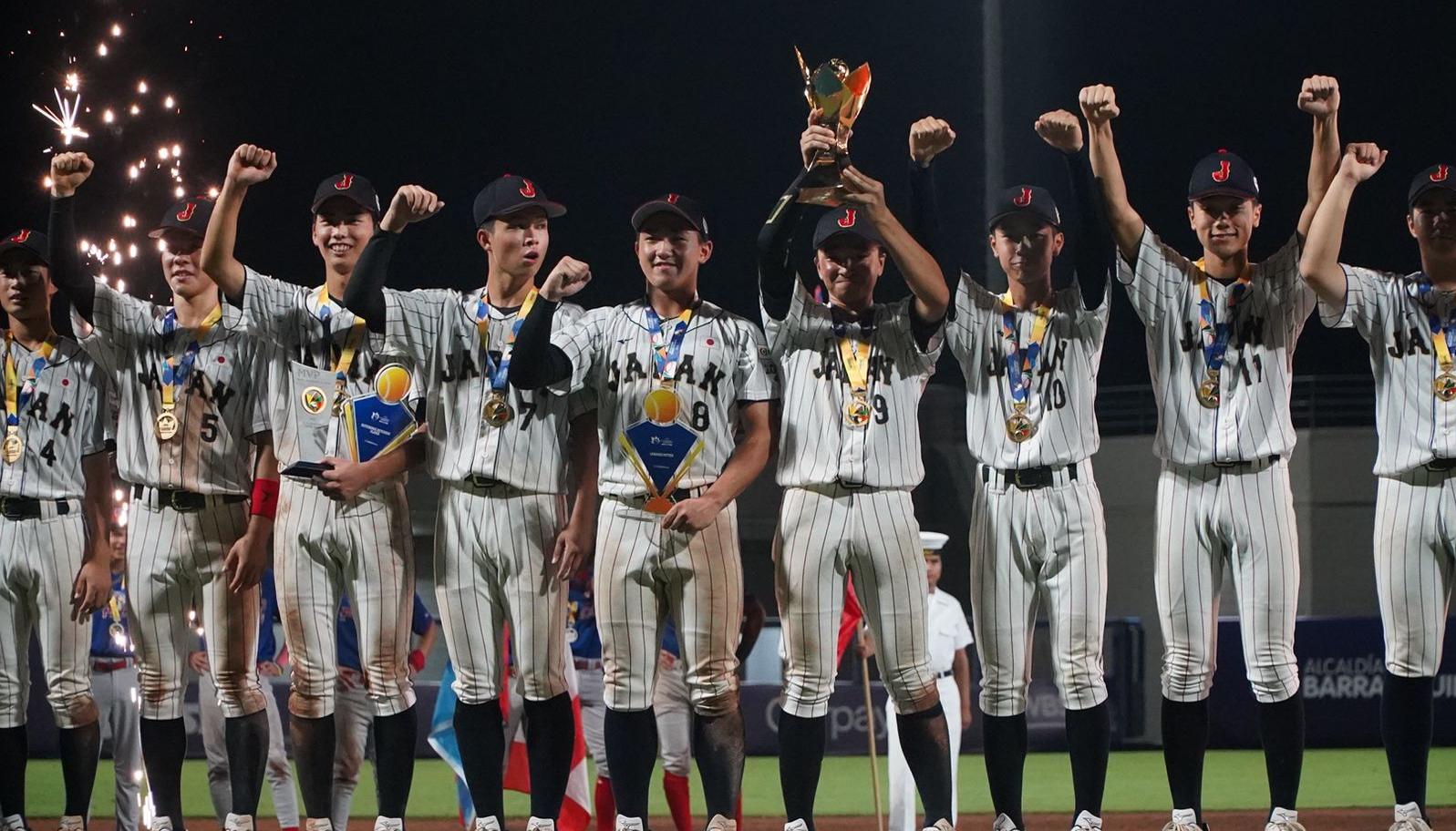 Los peloteros japoneses tras coronarse campeones de la Copa Mundial de Béisbol sub-15.